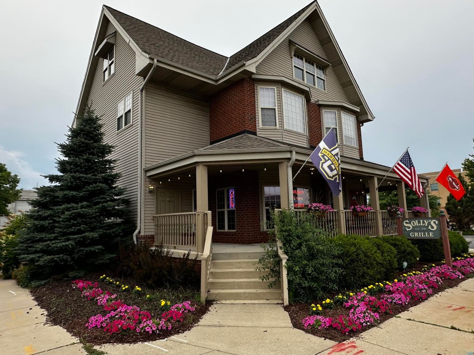 4629 Port Washington, Glendale, WI