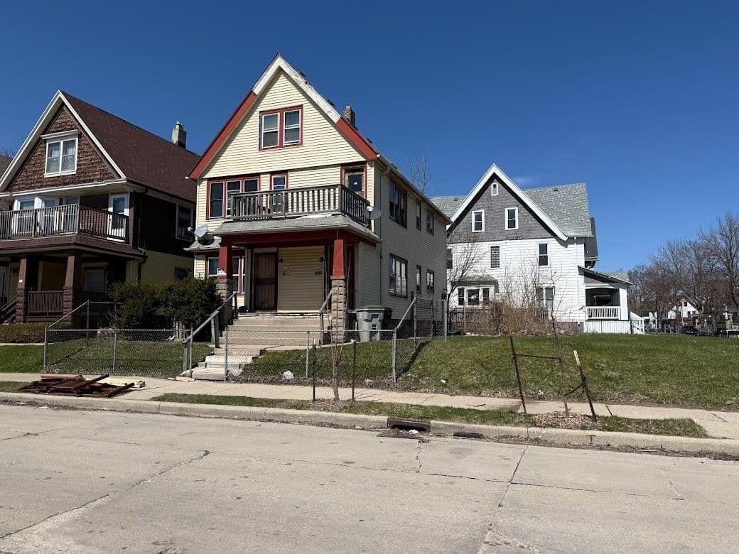 906 Chambers