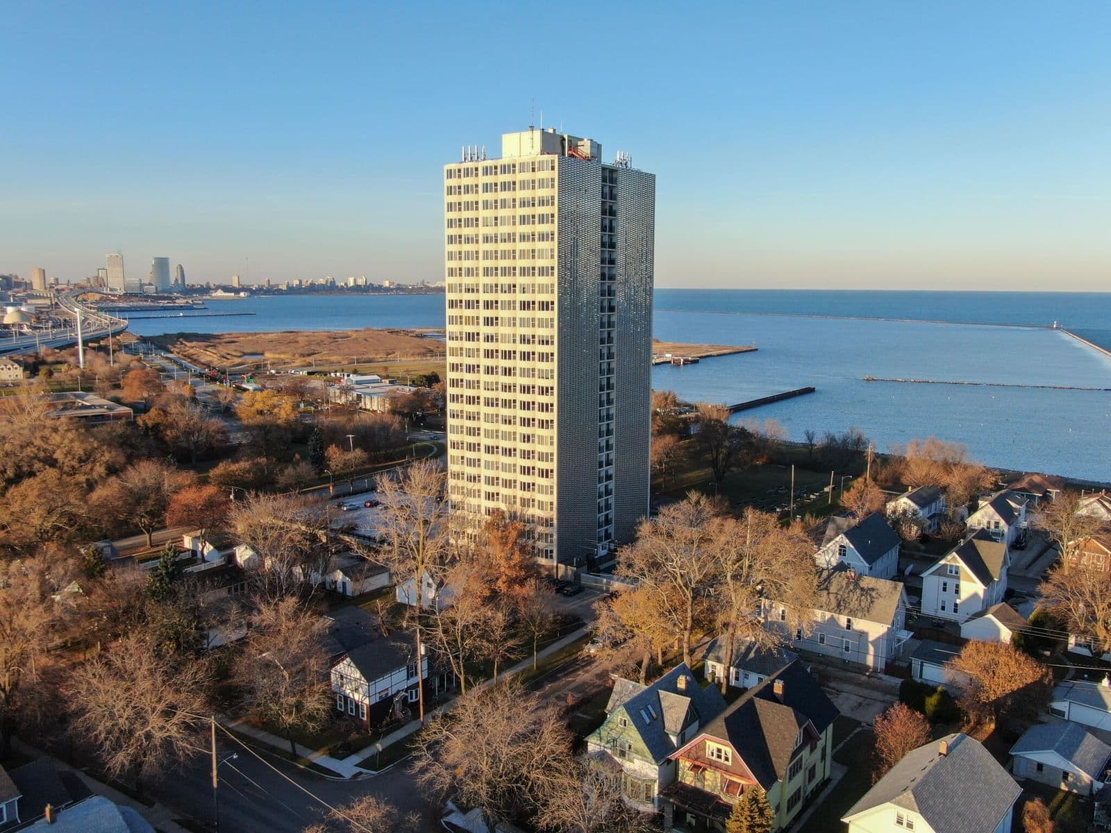 2525 Shore, Milwaukee, WI