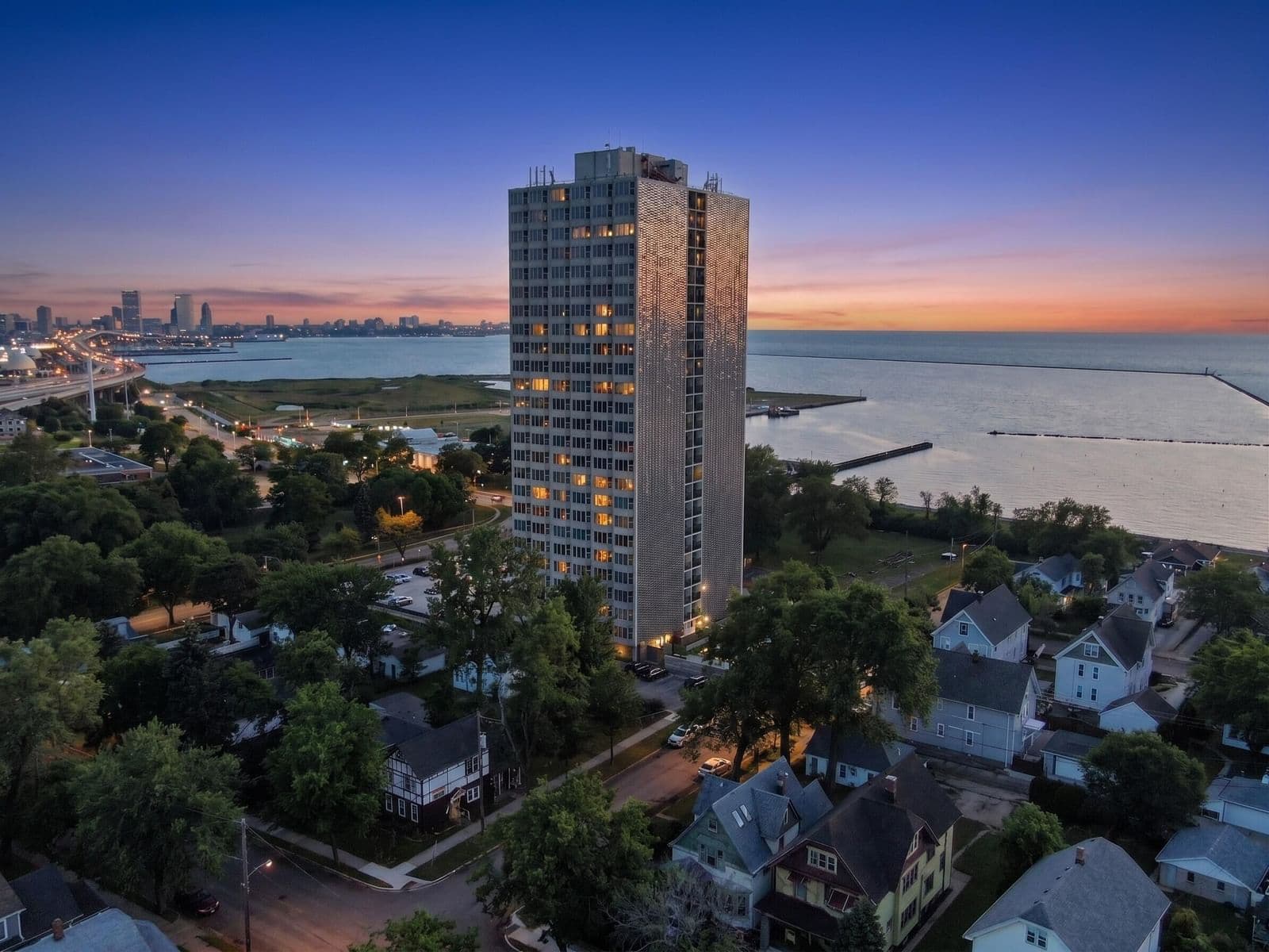 2525 Shore, Milwaukee, WI