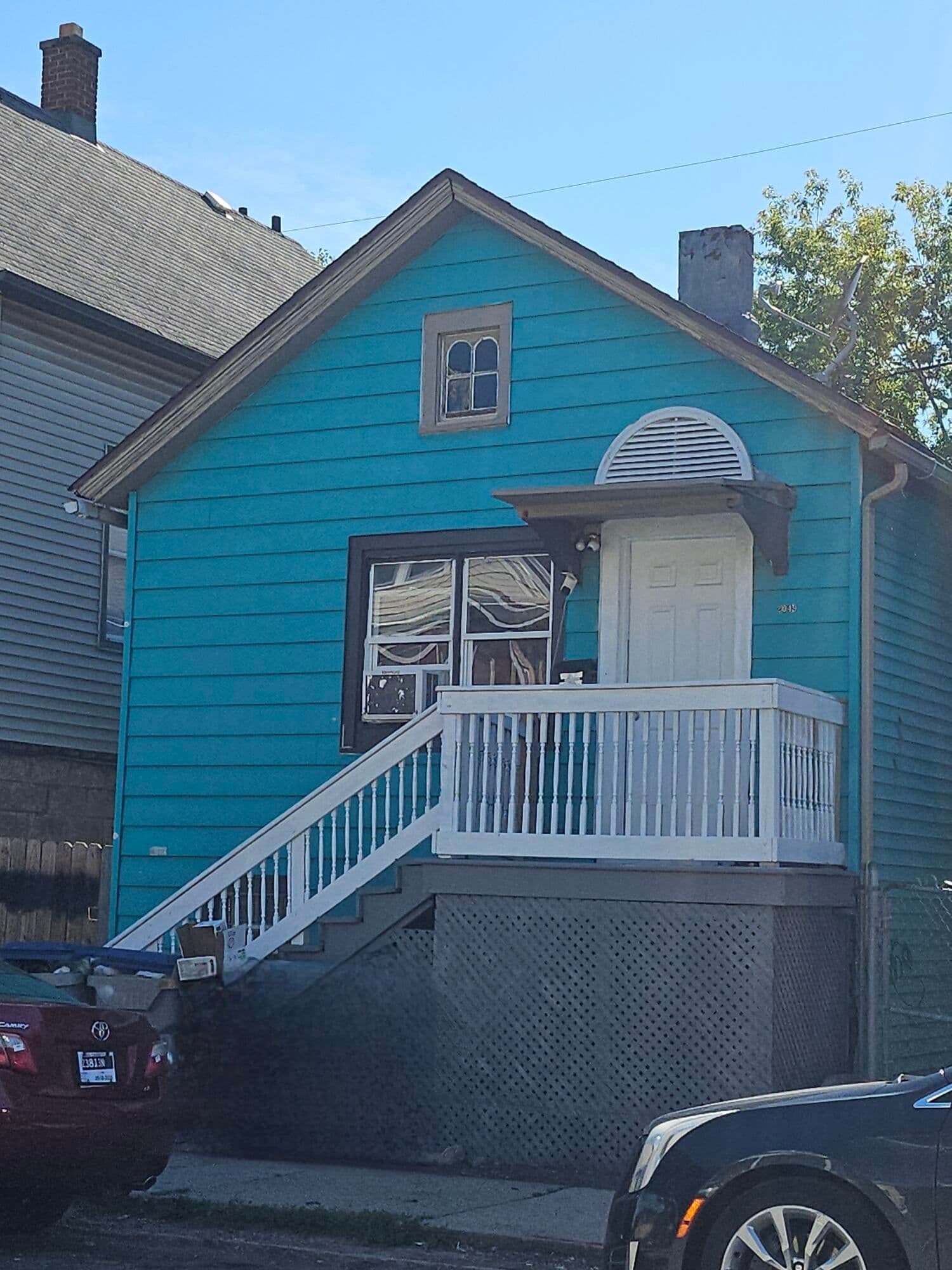 2049 15, Milwaukee, WI