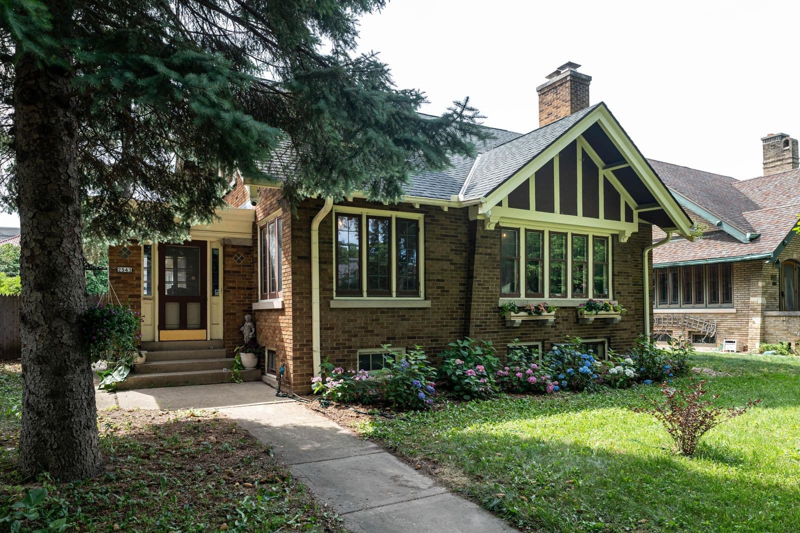 2543 Grant, Milwaukee, WI