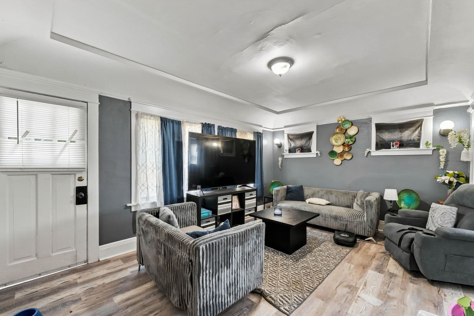 3211 Buffum