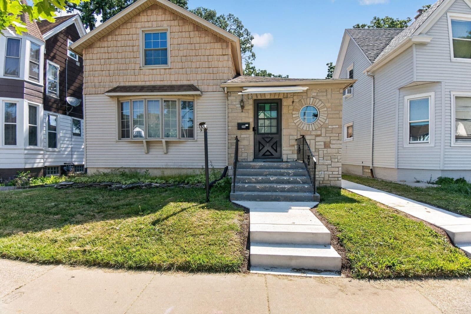 1525 Holmes