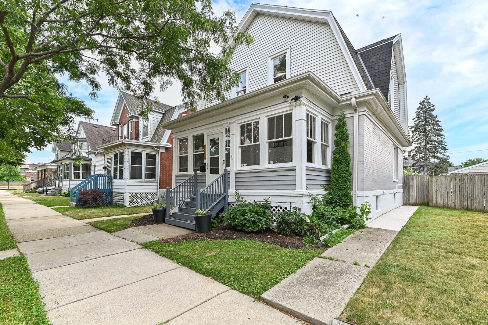 1640 Thurston