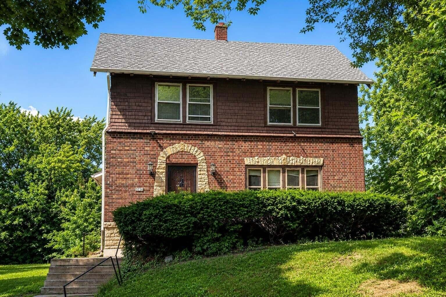 3716 Sarnow, Milwaukee, WI