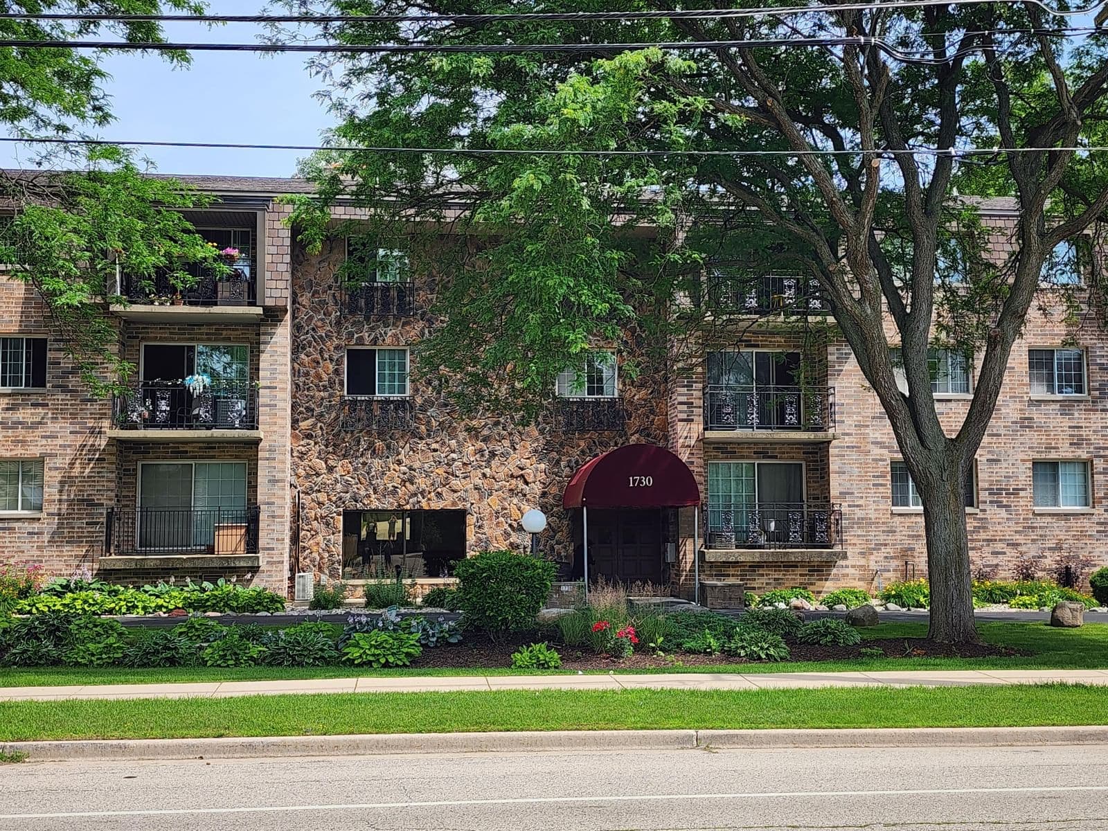 1730 Green Tree, Glendale, WI