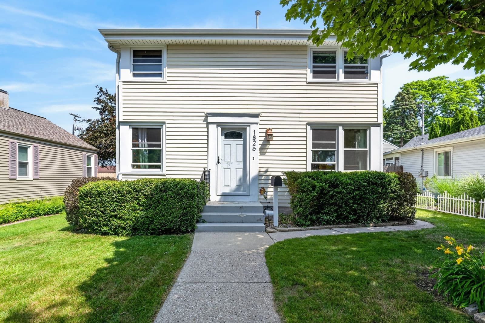 1826 Fernwood, Milwaukee, WI