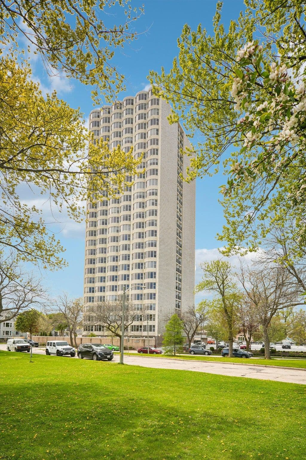 2525 Shore, Milwaukee, WI