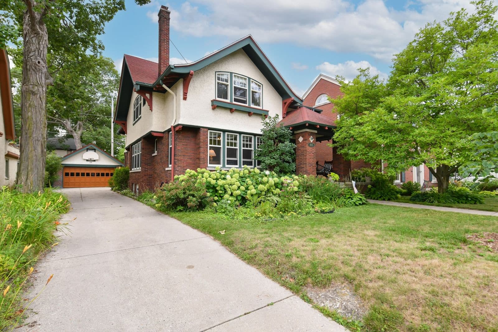4915 Woodlawn