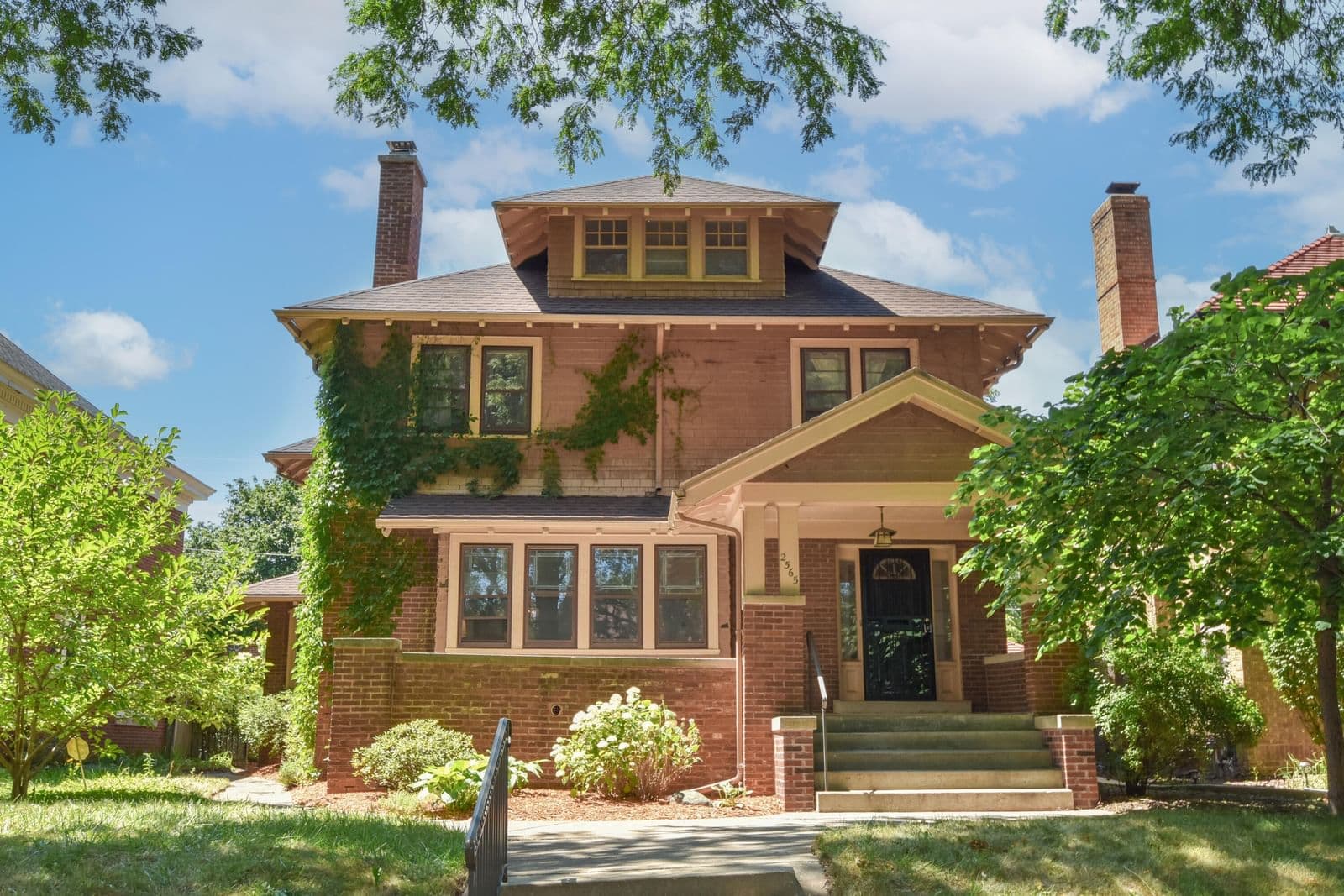 2565 Grant, Milwaukee, WI