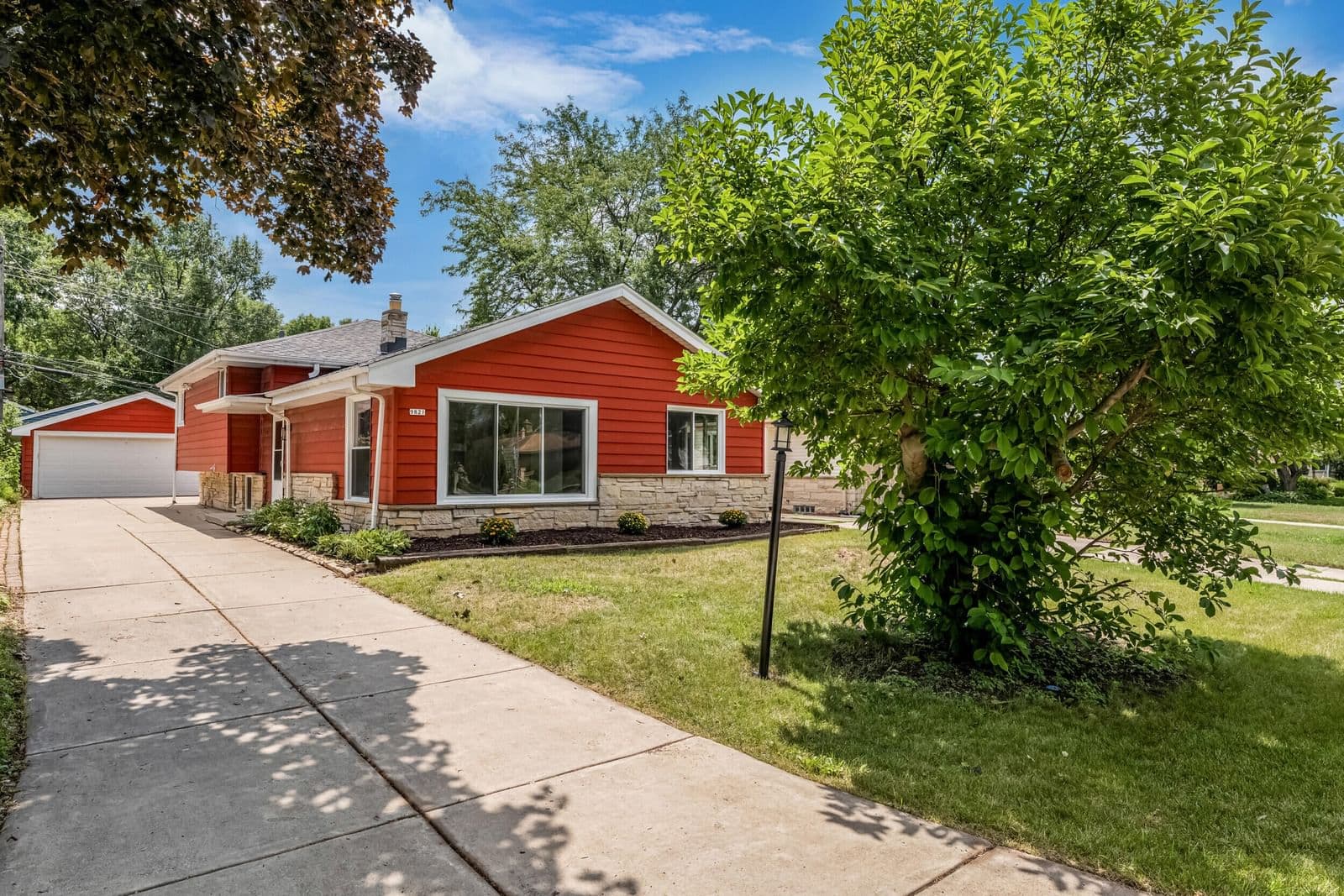 9821 Grantosa, Wauwatosa, WI