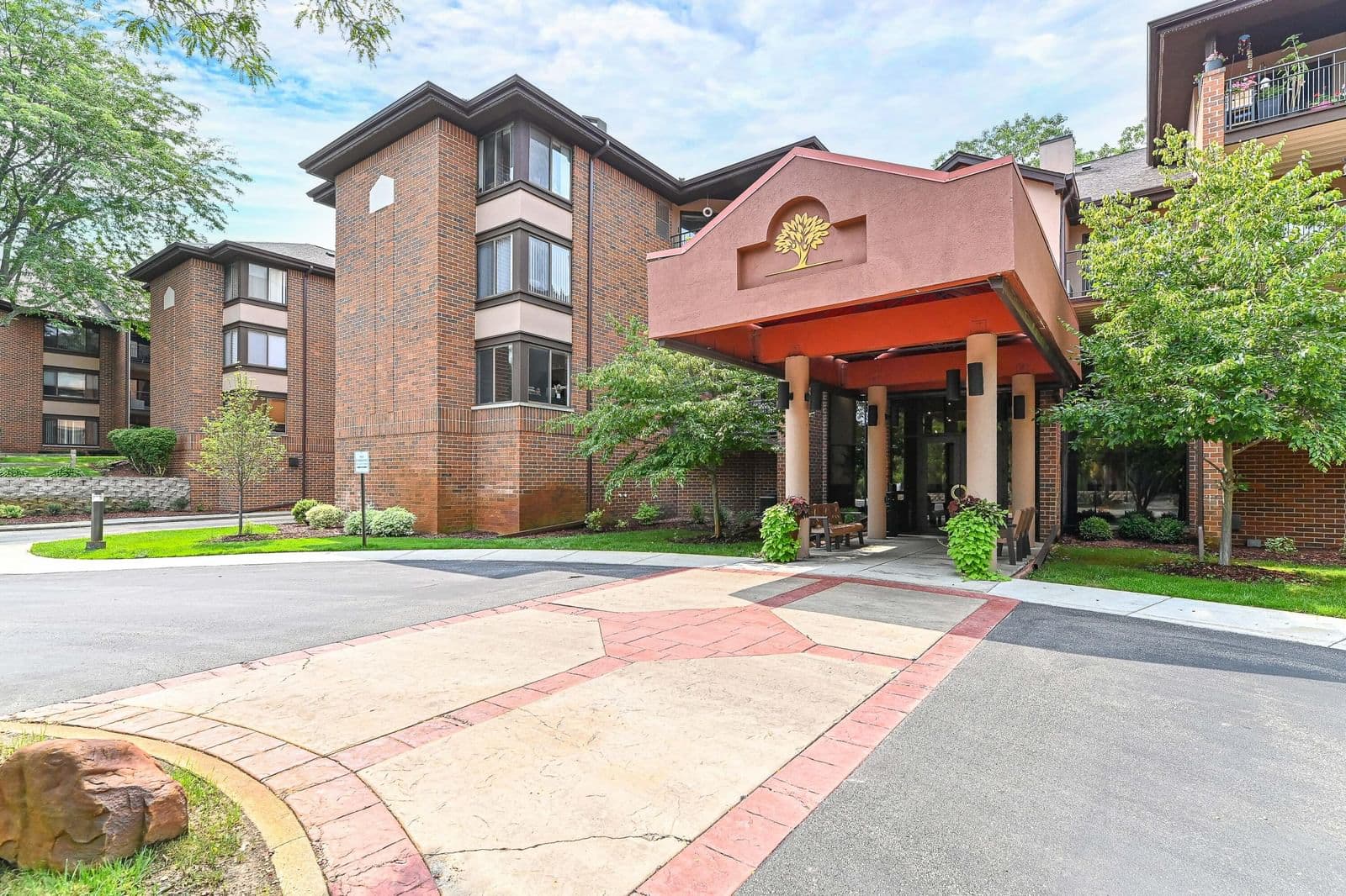 1600 Green Tree, Glendale, WI