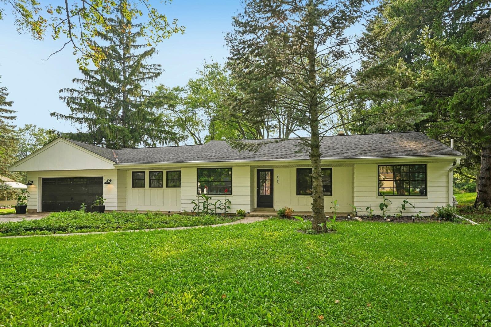 2565 El Rancho, Brookfield, WI