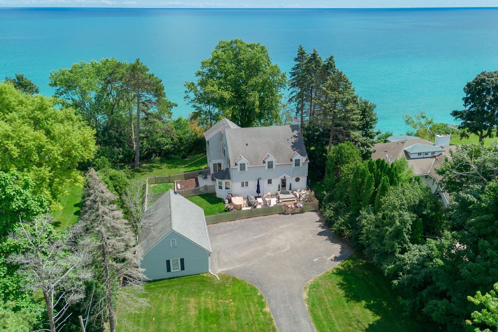 12504 Lake Shore