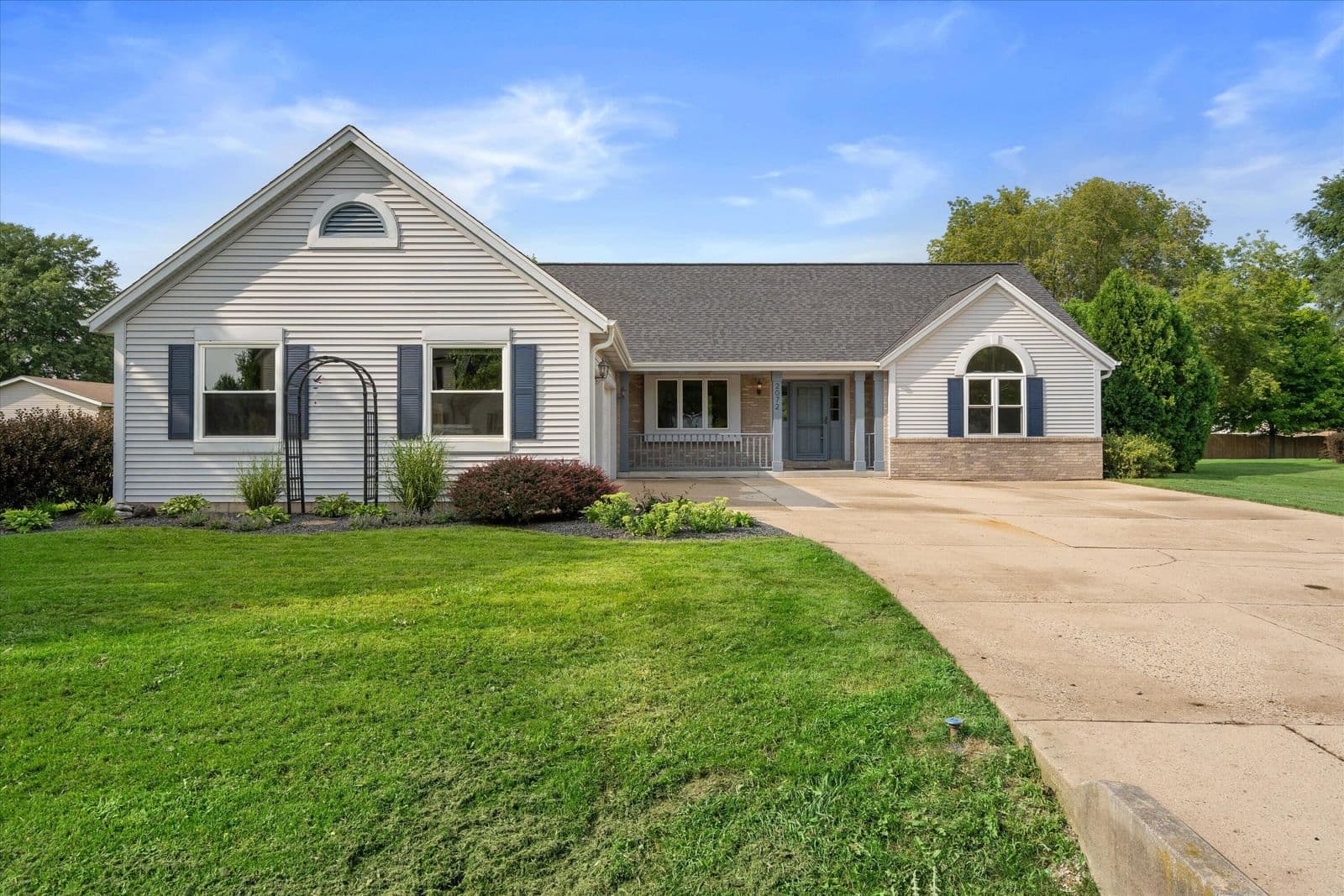 2072 Hope, Oak Creek, WI