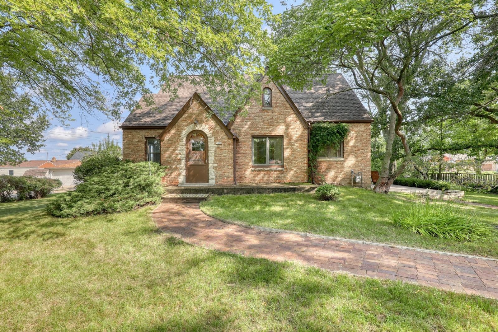 5800 Howard, Milwaukee, WI