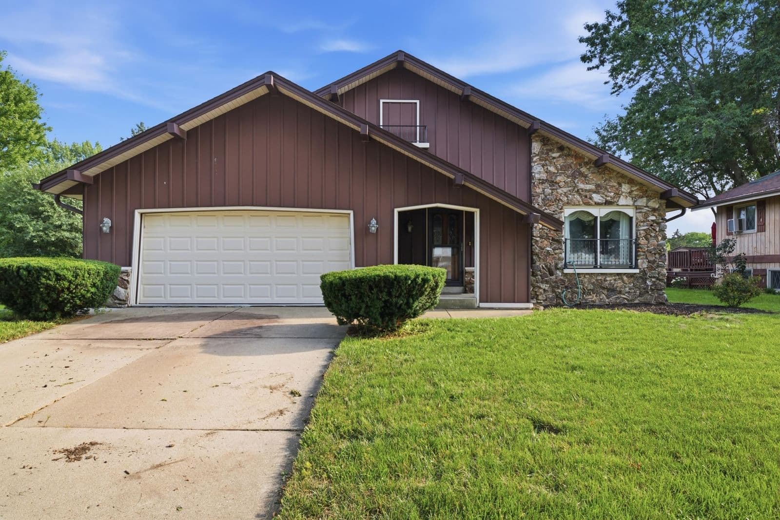 325 Parkway Estates, Oak Creek, WI