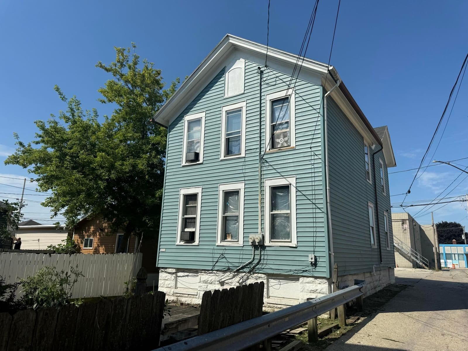 533 26th, Milwaukee, WI
