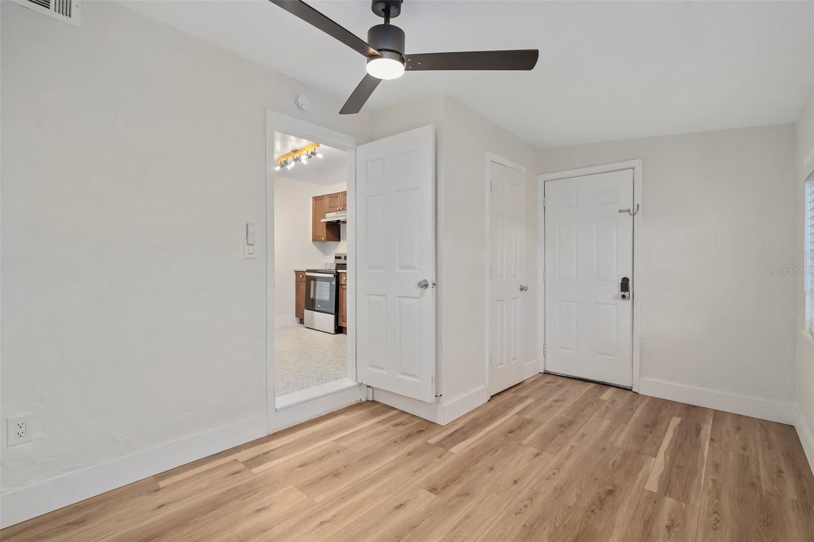 Photo 5 of 914 26TH