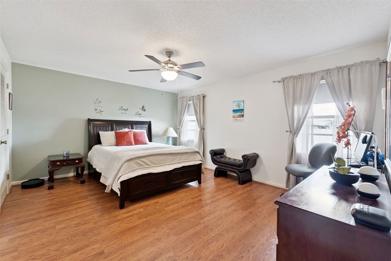 Photo 4 of 1581 OAKVIEW