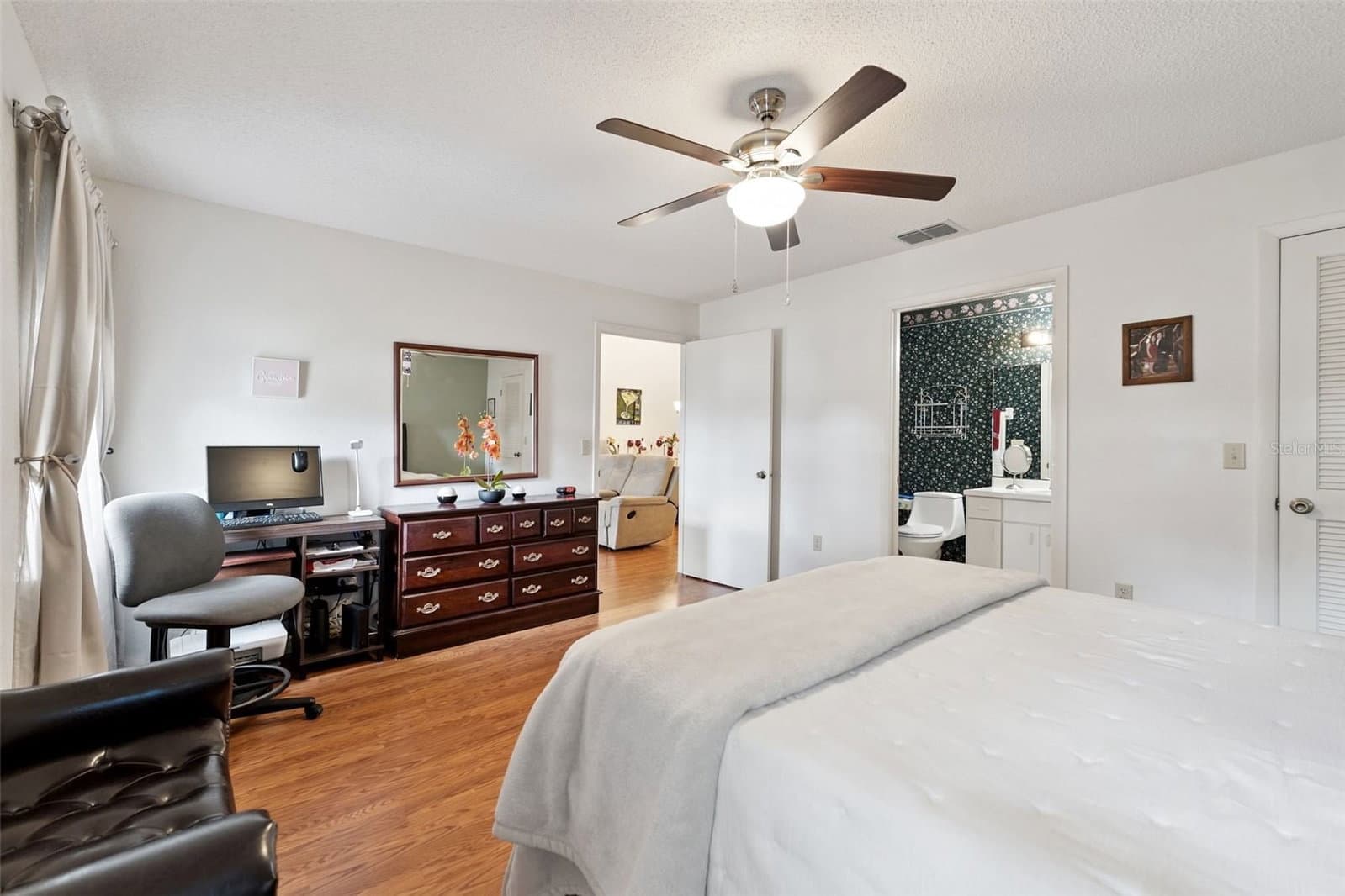 Photo 5 of 1581 OAKVIEW