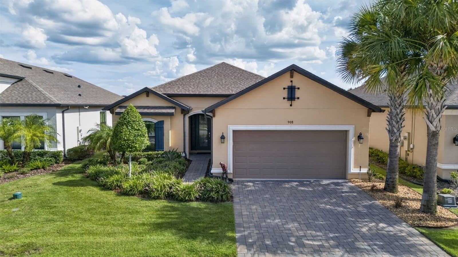 908 BRAEWOOD