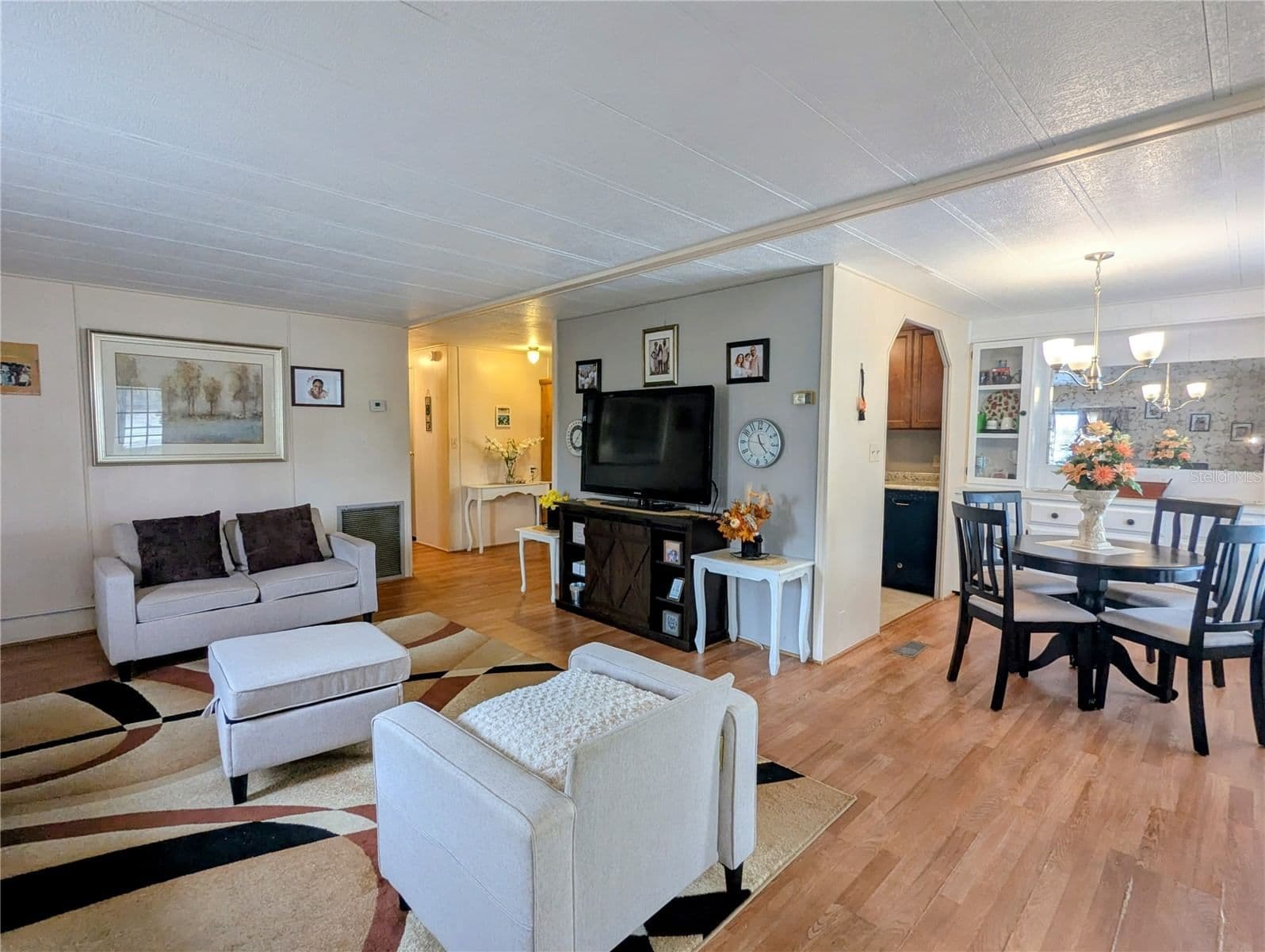 Photo 5 of 1610 REYNOLDS