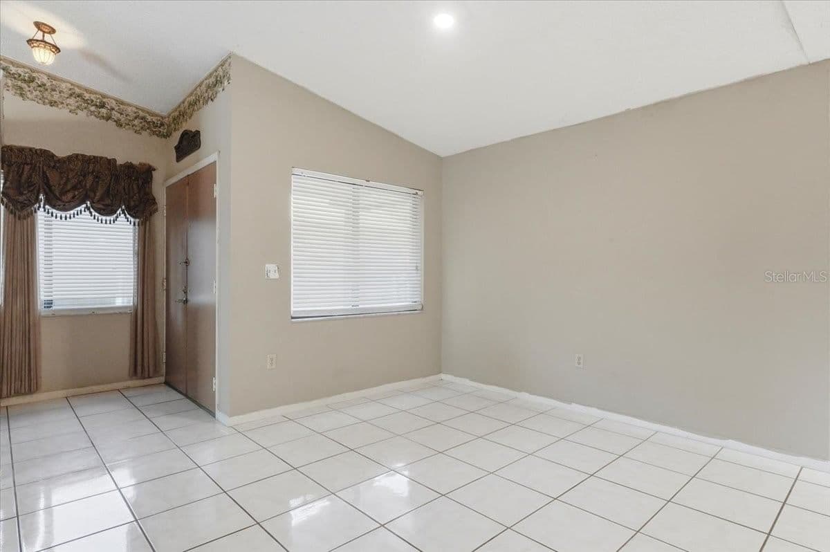 Photo 5 of 842 ROCKINGHAM