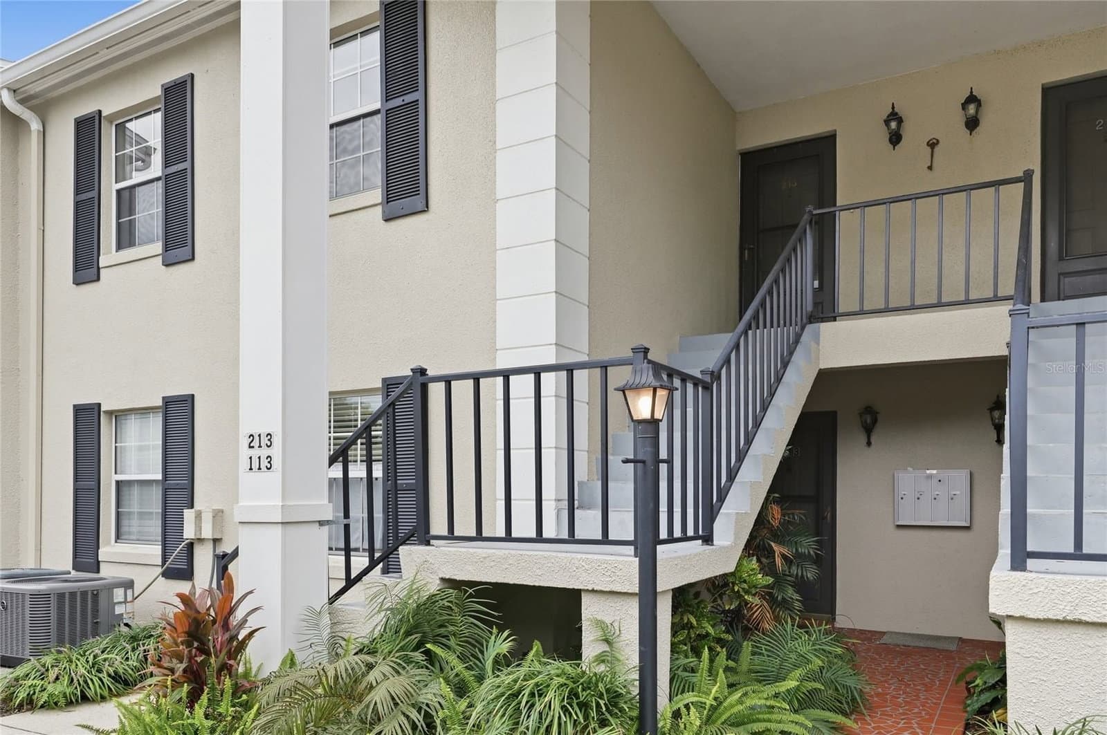 689 LAKE HOWARD