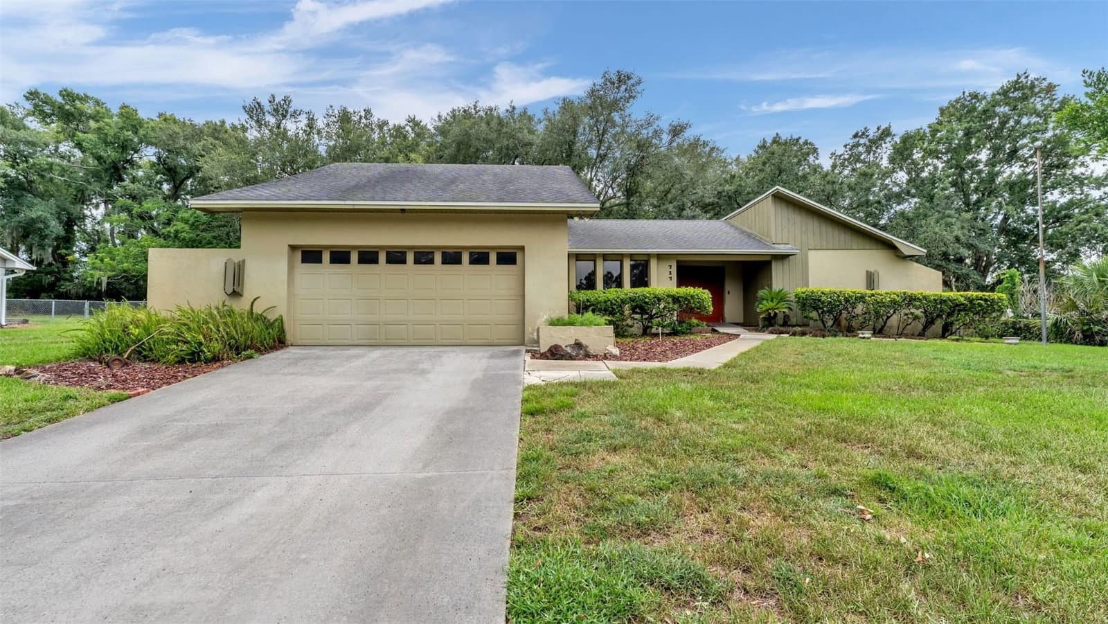 717 WOODHILL