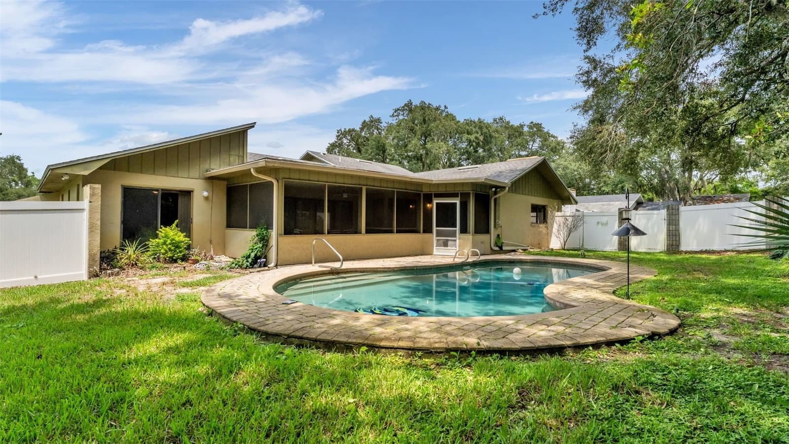 717 WOODHILL