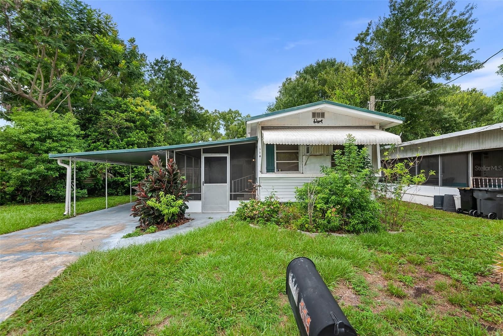 114 LAKESIDE DR