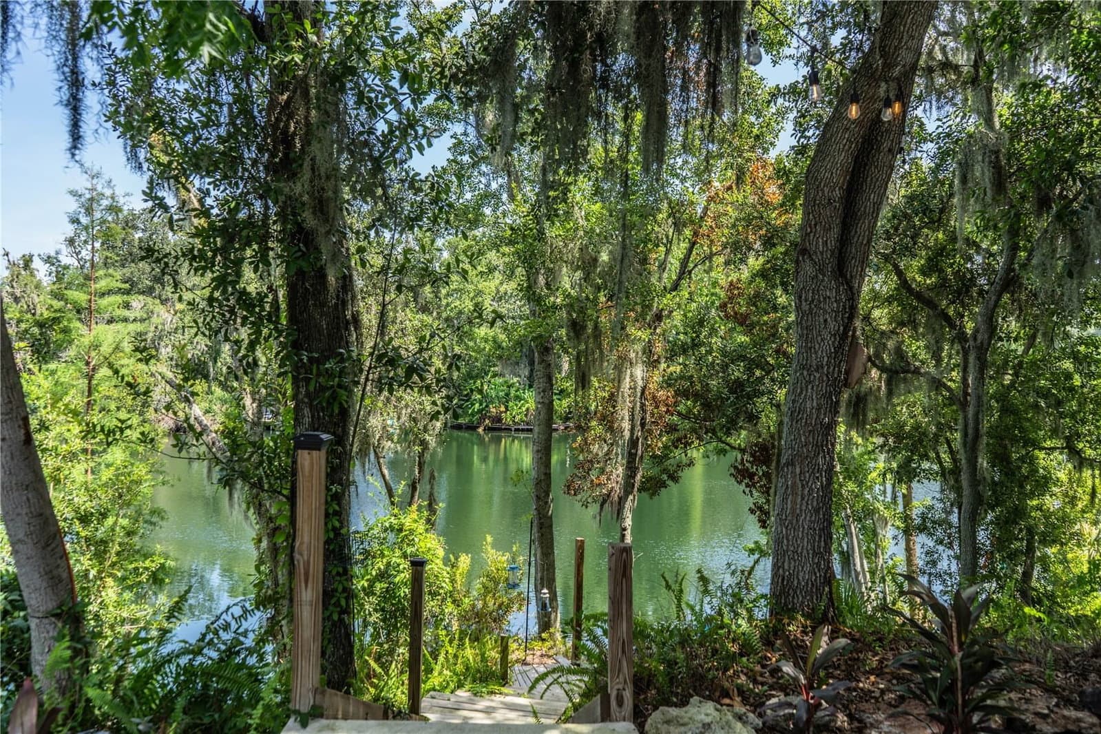 950 LAKE COVE