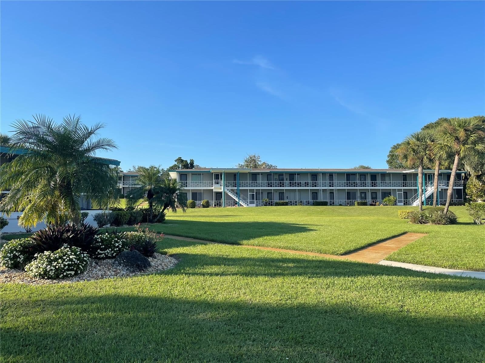 1600 LAKE PARKER