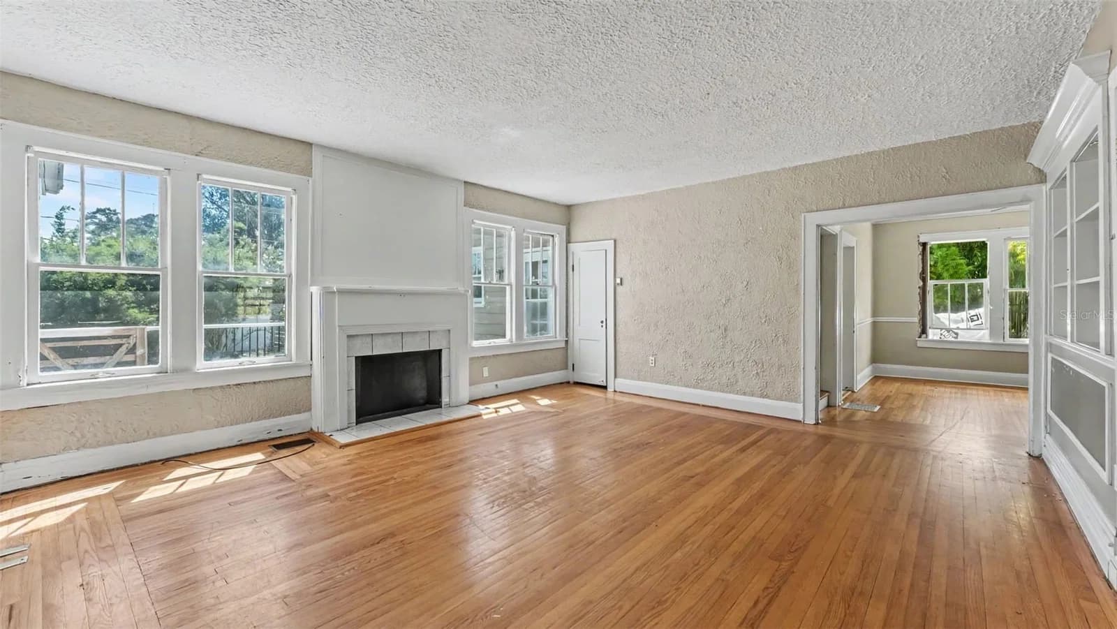 2406 FAIRMOUNT