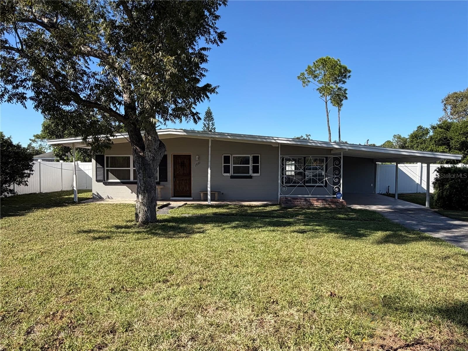 1601 ROSELAWN