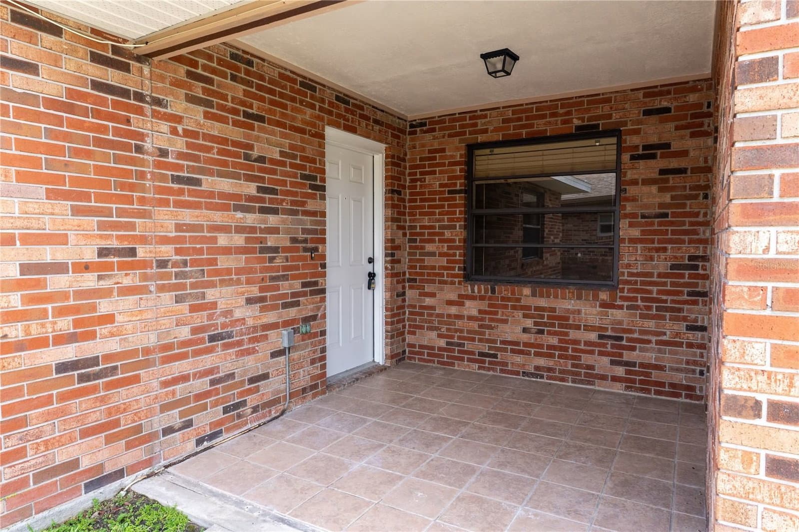 661 LAKE CAROLYN