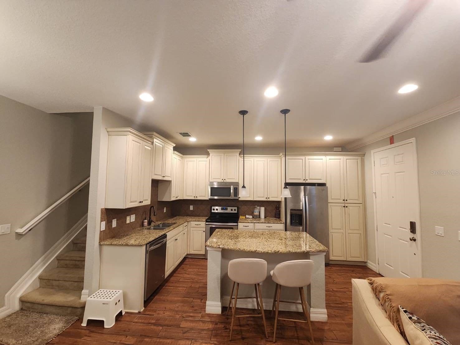 10052 EAGLE CREEK CENTER