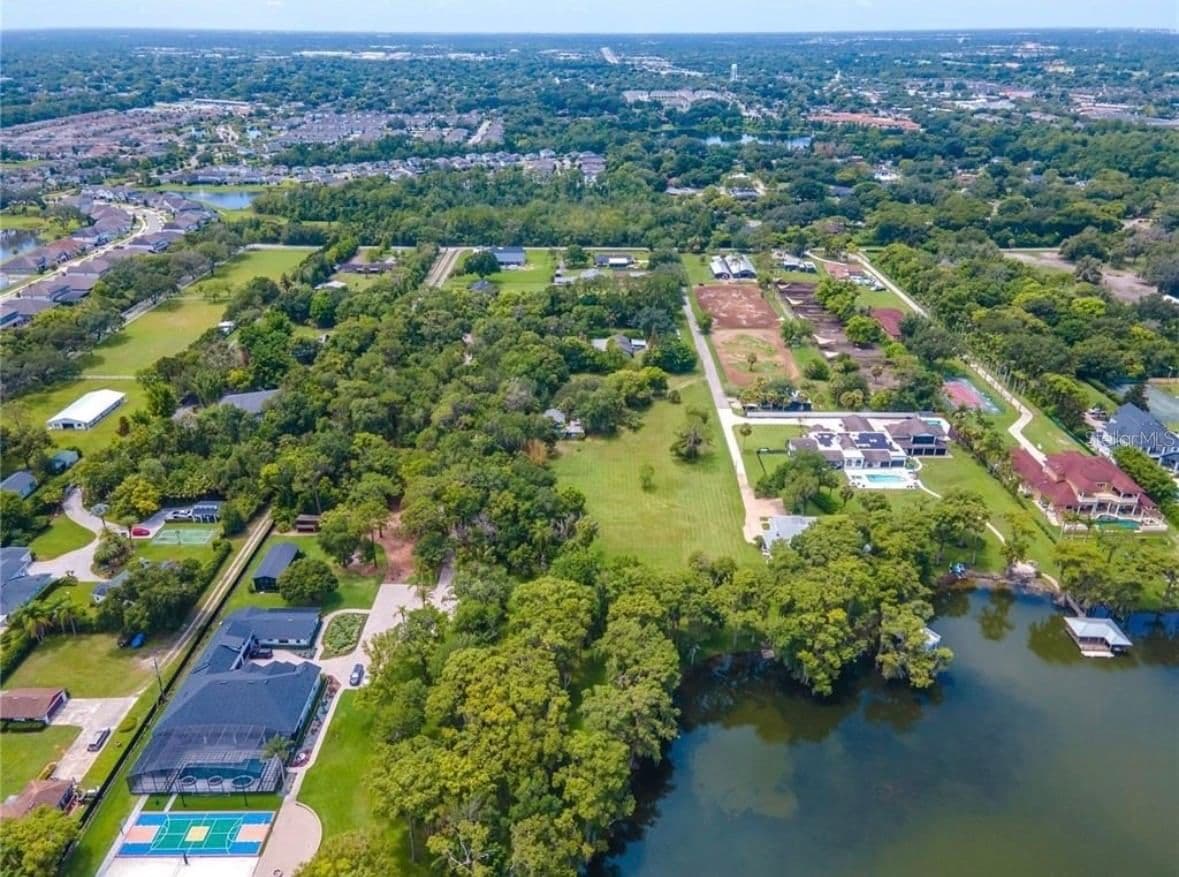 1133 BELLA LAGO