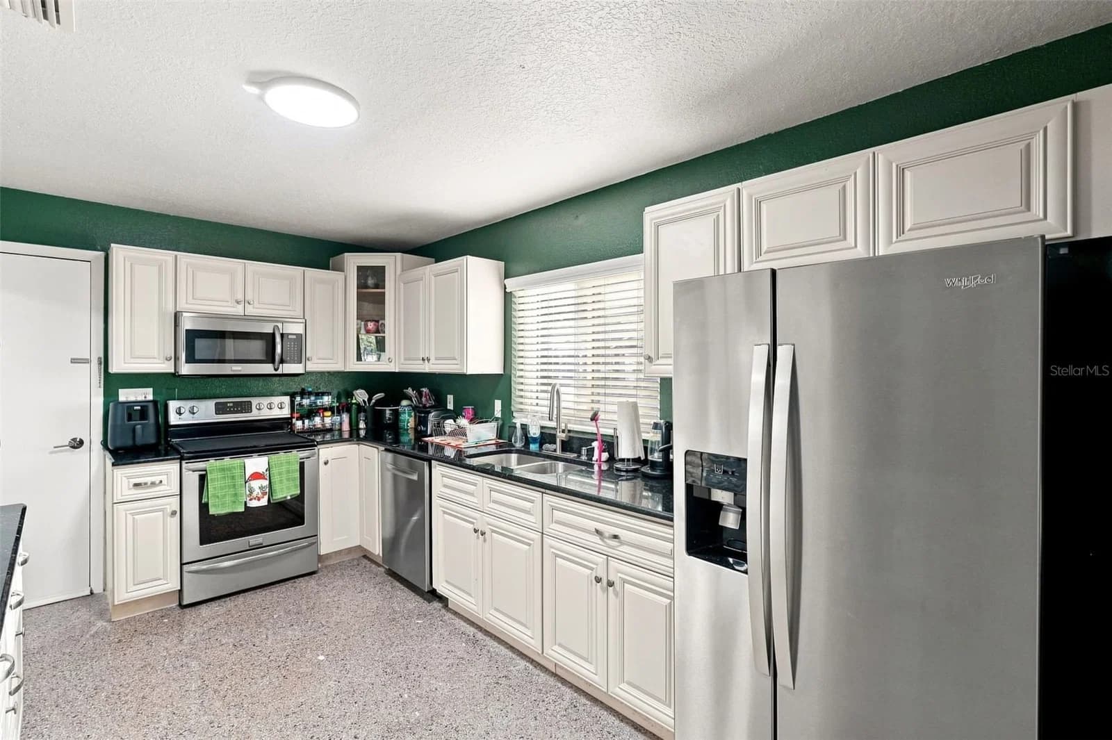 Photo 4 of 8405 OAK BLUFF