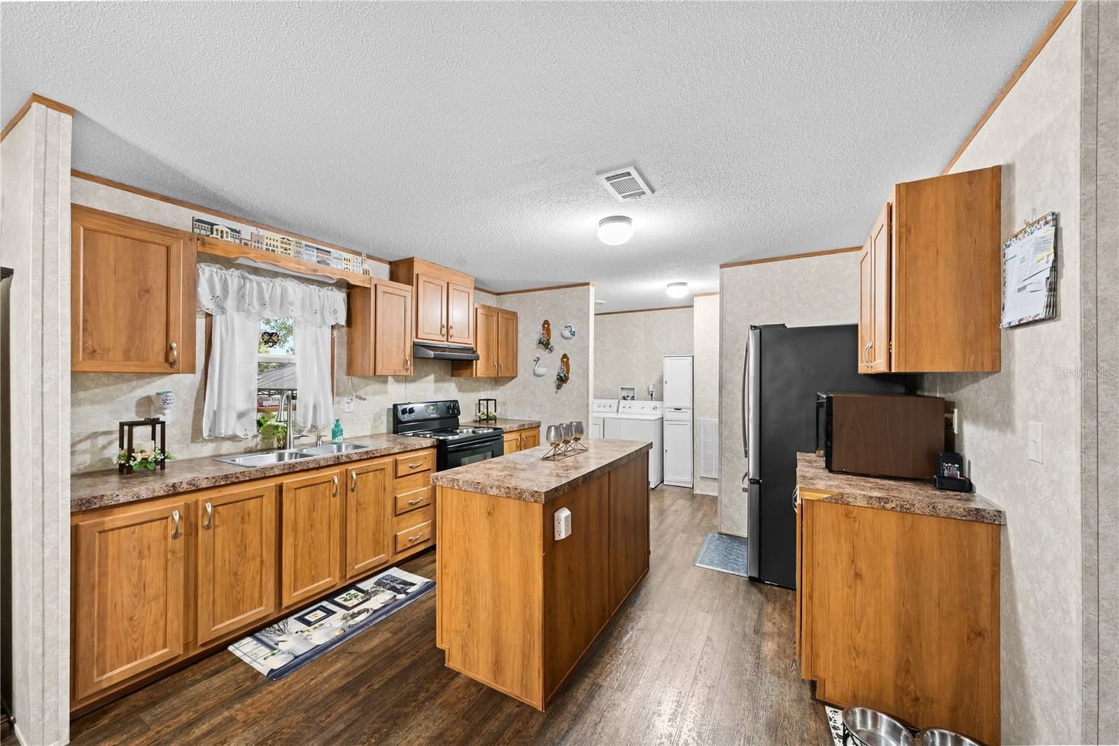 Photo 4 of 21 69TH