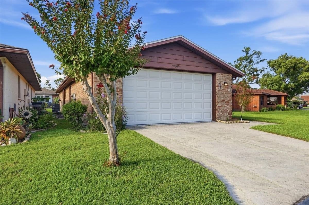 478 LAKE CAROLYN