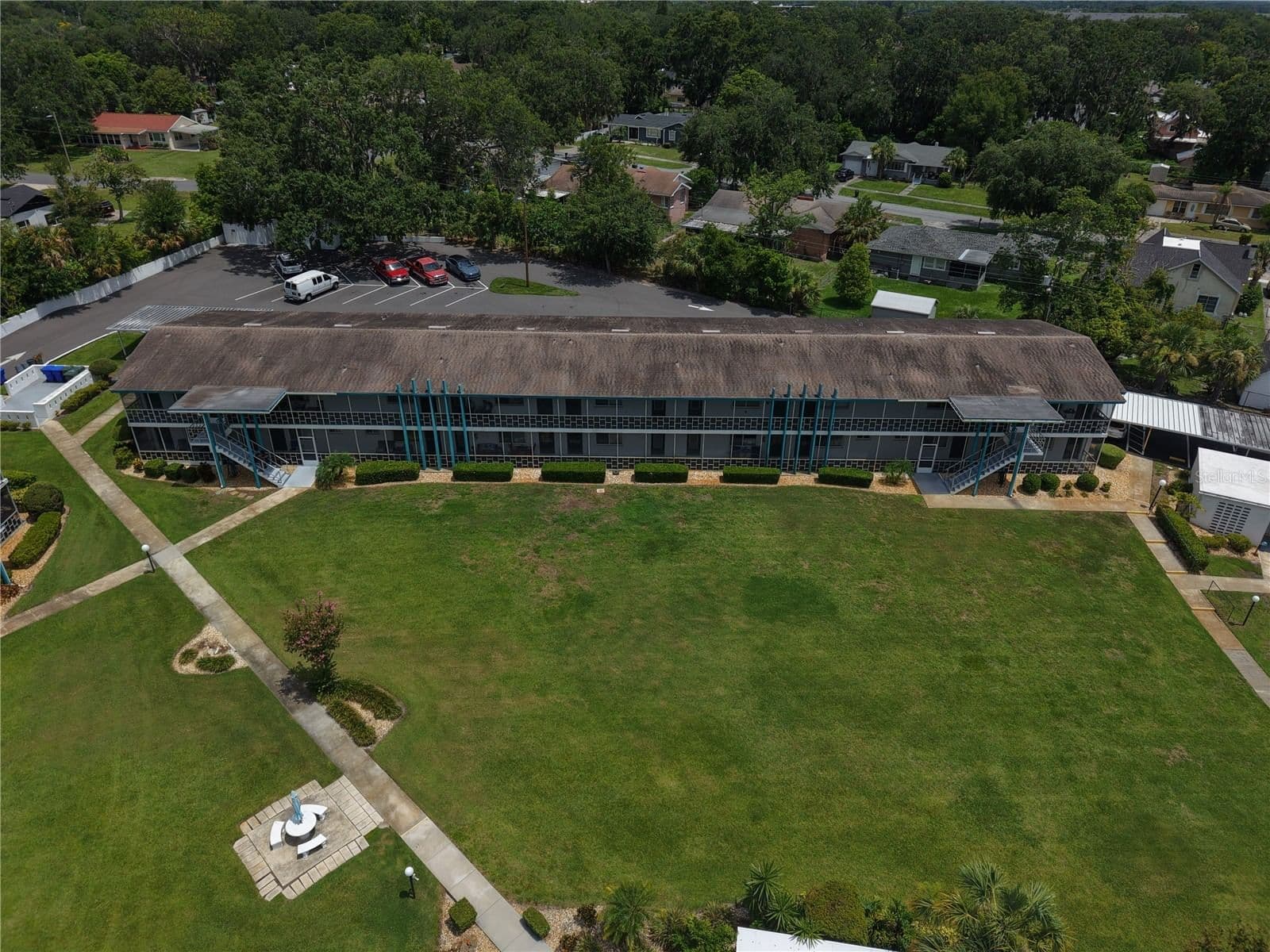 1600 LAKE PARKER