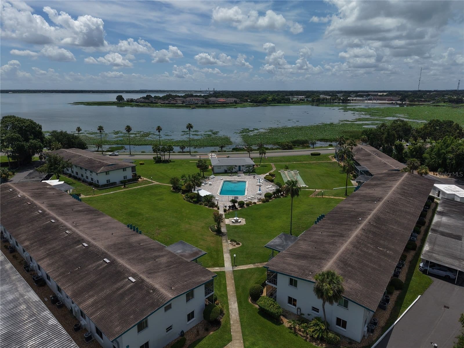 1600 LAKE PARKER