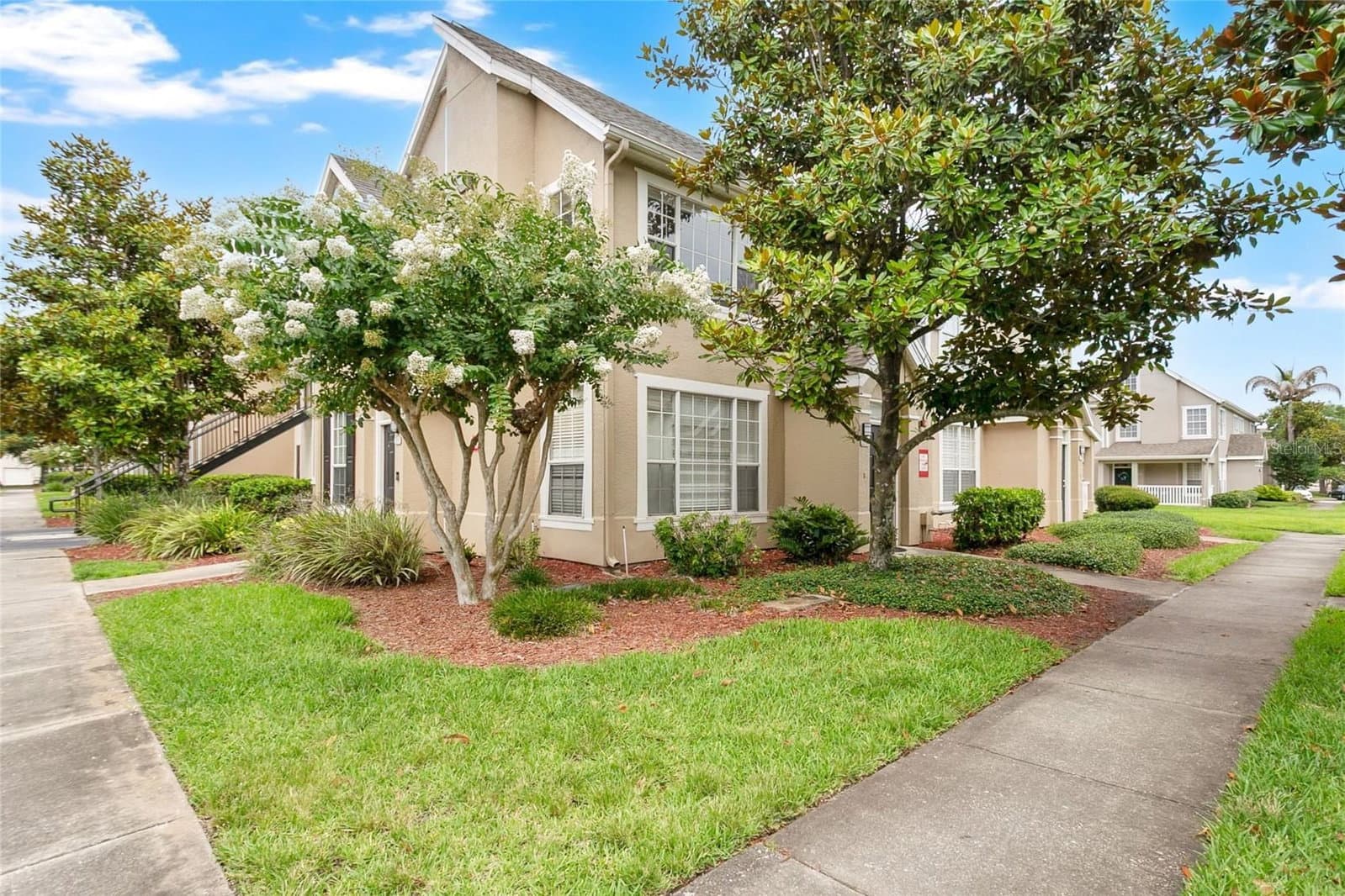 8925 LEE VISTA