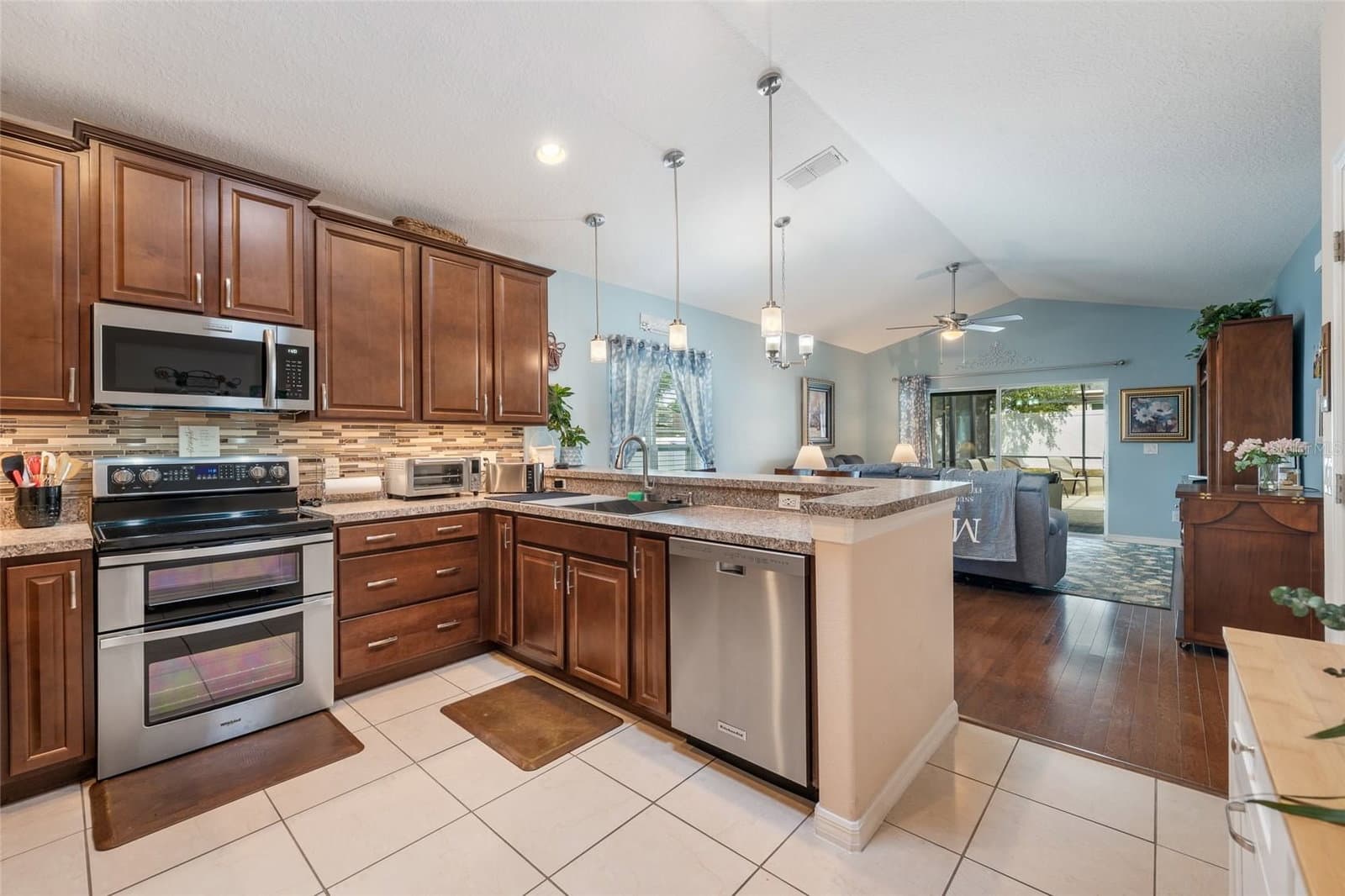 Photo 4 of 10226 LENOX