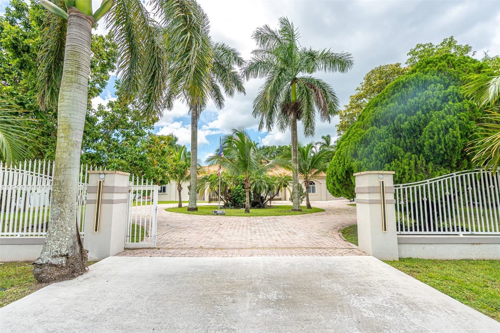 18390 200TH, Miami, FL
