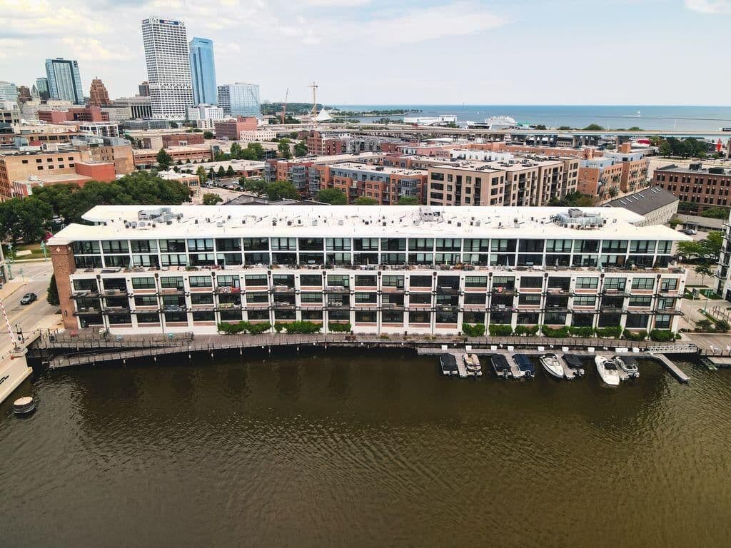 311 Erie, Milwaukee, WI
