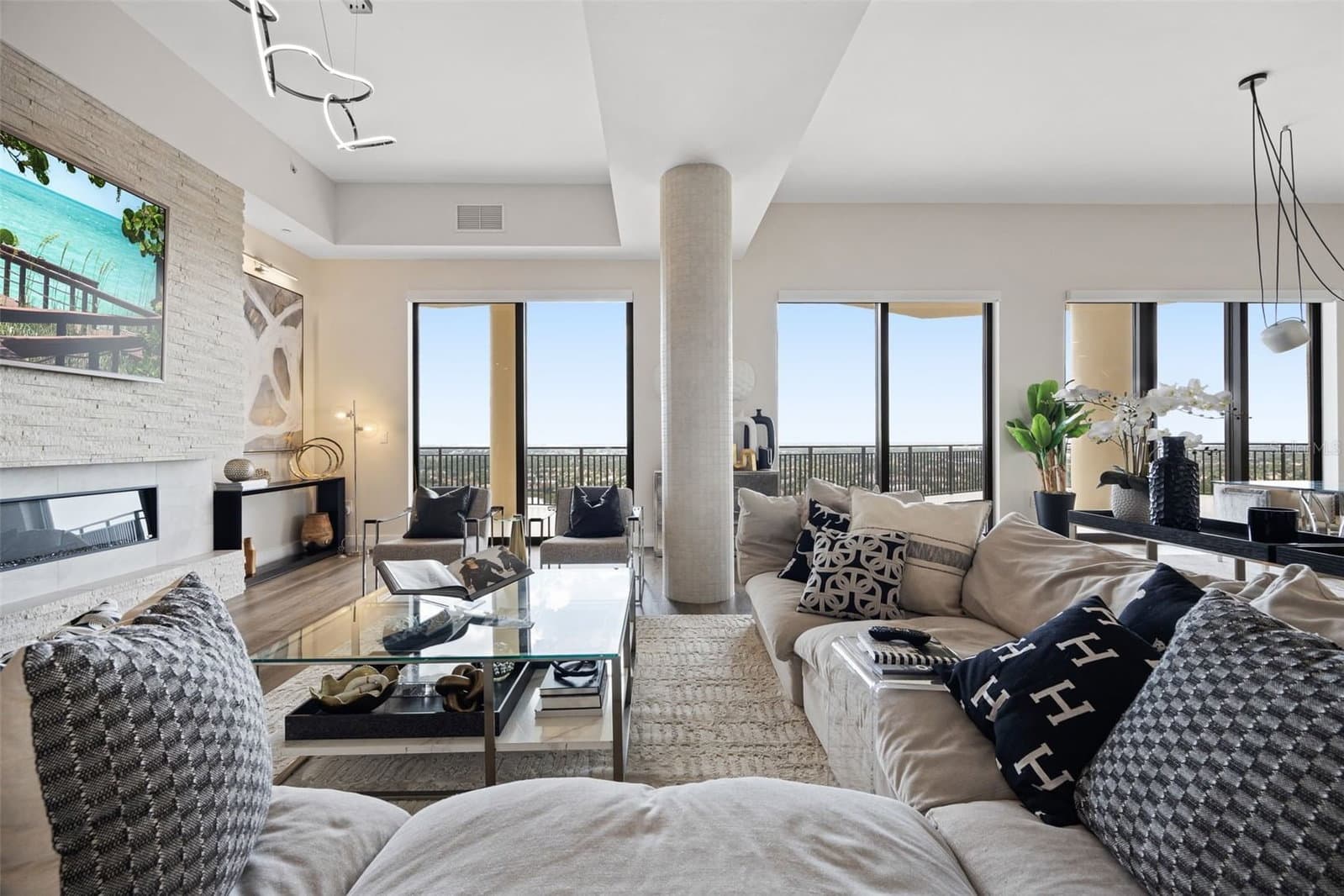 14300 RIVA DEL LAGO